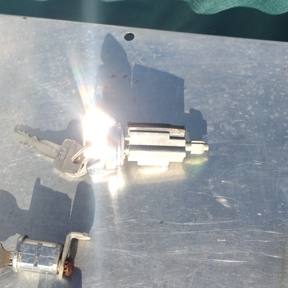 Soild Copper Locks& Oldsmobile Ignition Switch with Double Keys - Picture 2 of 4